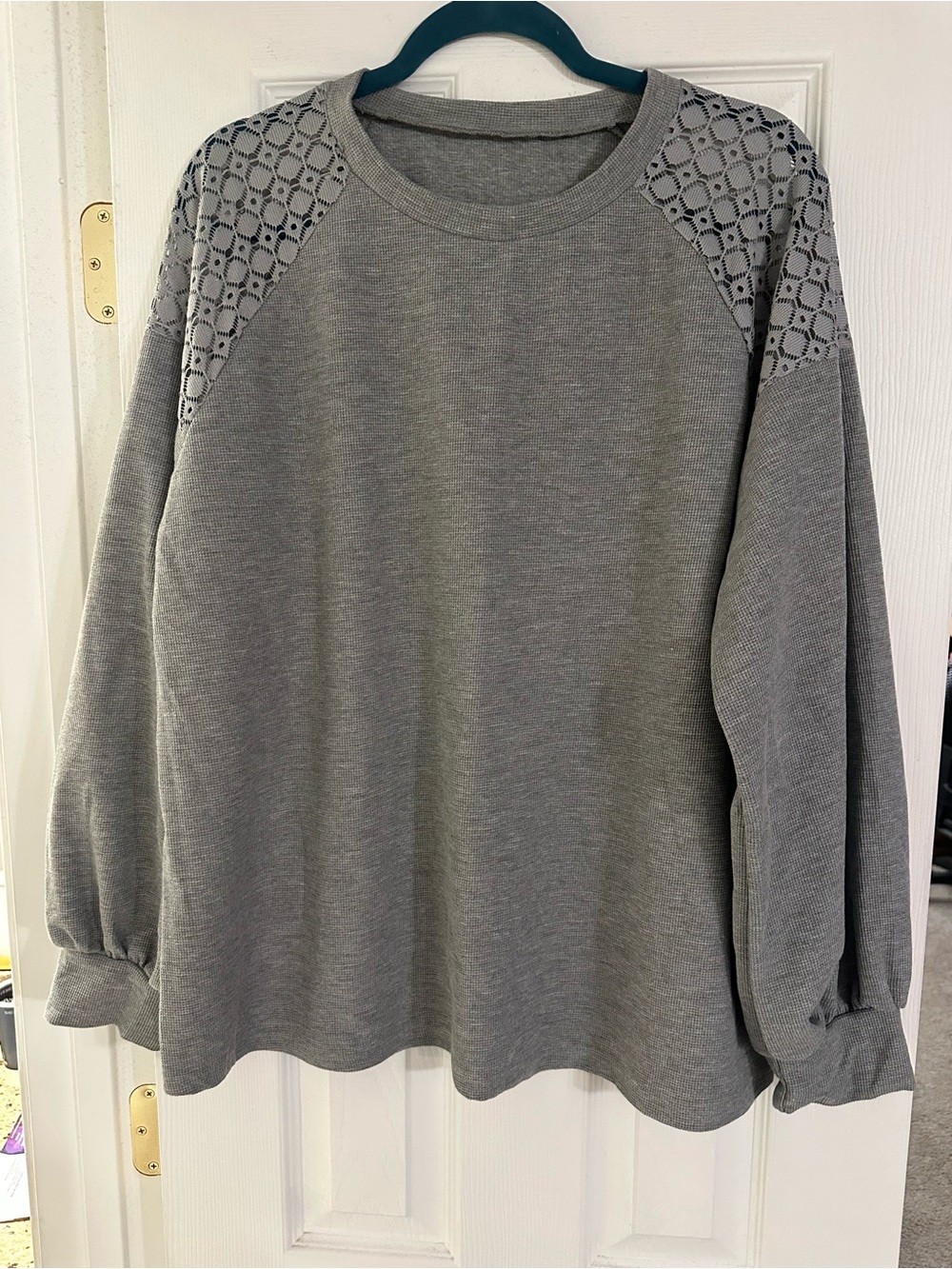 🩶🔥🩶 NWOT Gray Lace Shoulder Sweatshirt Size 2XL 🩶🔥🩶